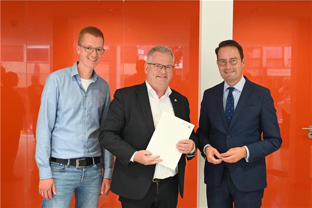 Daniel Knufmann (Gemeinde Raesfeld, von links) und Bürgermeister Martin Tesing erhalten den Förderbescheid über 250.000 Euro von Regierungspräsident Andreas Bothe.Foto: pd