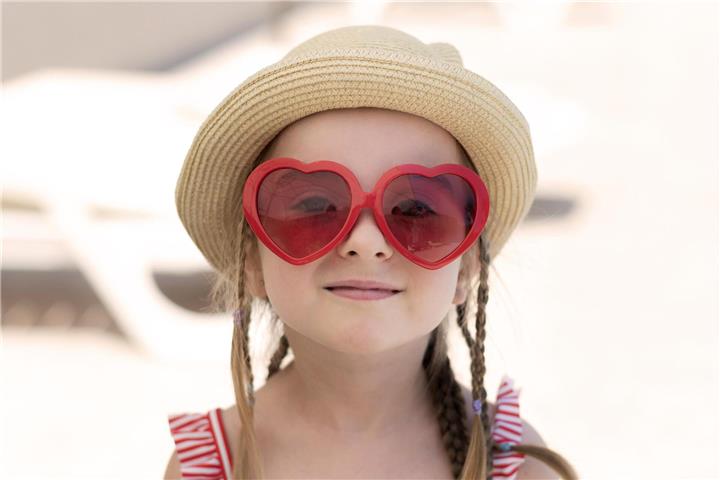 Das Hautkrebsrisiko steigt mit der Sonne: Schon im Frühjahr ist konsequenter Sonnenschutz wichtig. Foto: Freepik