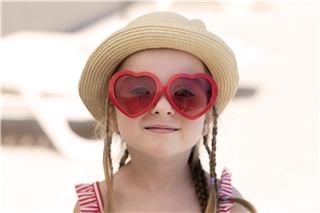 Das Hautkrebsrisiko steigt mit der Sonne: Schon im Frühjahr ist konsequenter Sonnenschutz wichtig. Foto: Freepik