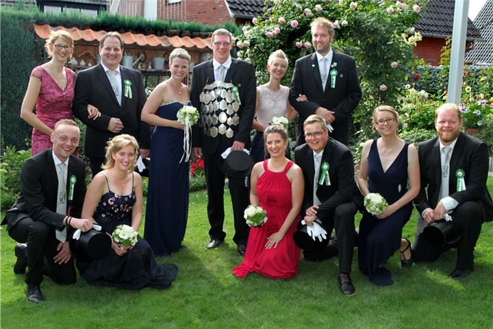 Das Königspaar Hendrik Rademacher und Marlene Bednarz freut sich mit seinem Throngefolge auf harmonische Stunden.
