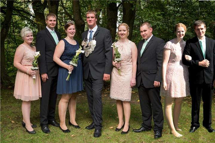 Das Königspaar Matthis Wortmann und Anna Neuschmelting zusammen mit seinem Hofstaat.