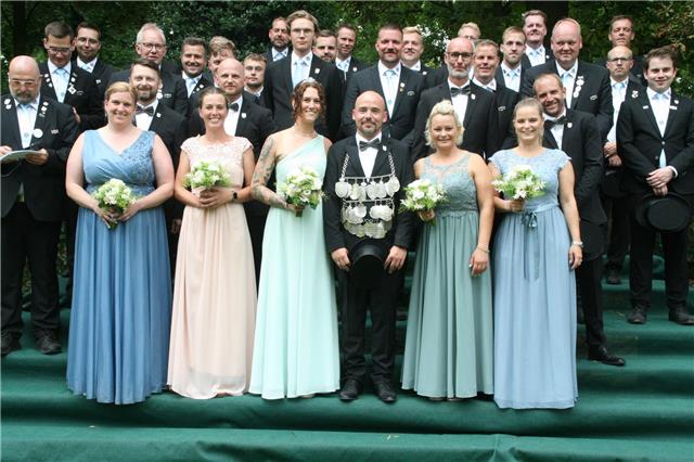 Das Königspaar der Bürgerschützen zum 555-jährigen Bestehen: Carsten Block und Jennifer Hövelbrinks (Mitte).