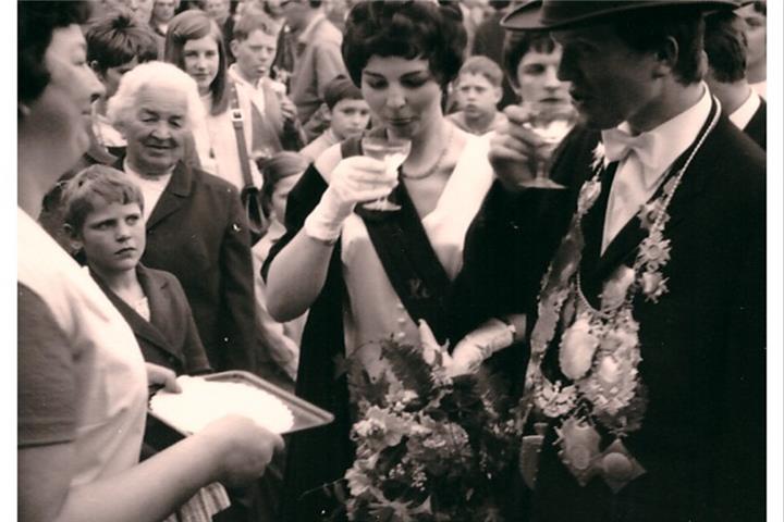 Stilles Gedenken: Schützenverein St. Michael Marbeck erinnert an die Opfer von Krieg und Gewalt Das Königspaar vor 50 Jahren: Josef Rottbeck und Burgis Kreierhoff (Peinemann).