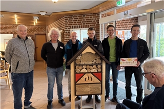 Das Seniorenhaus in Raesfeld hat ein neues Insektenhaus erhalten. Foto: Ruth Beering