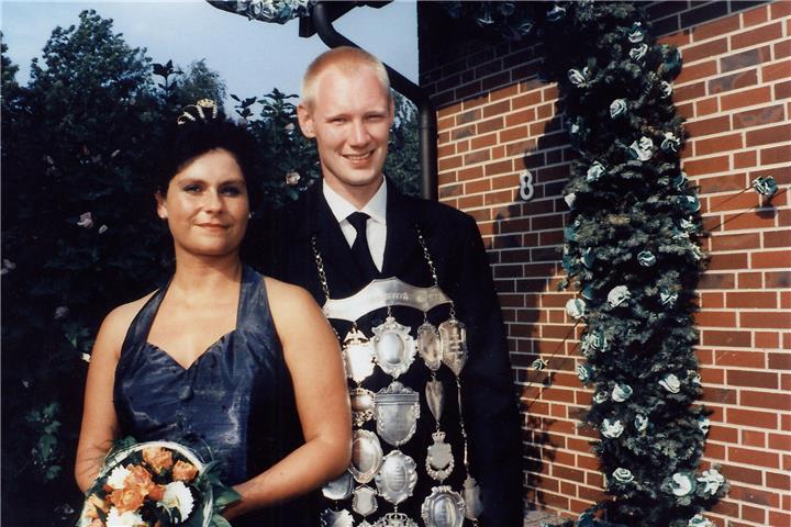 Das Silberpaar: Königin Nicole Schulze-Hessing (geb. Scholz) und König Stephan Terbrack regierten 2001 über die St. Jakobi-Schützen.