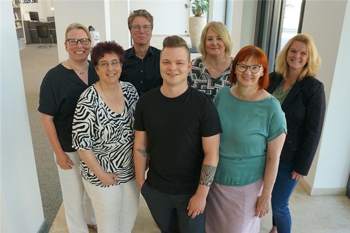 Das Stadtanzeiger-Team von Redaktion über Anzeigenverkauf bis zu Grafik und Logistik: Claudia Hieby, Rita Wittig, Werner Osskopp, Daniil Beckmann, Carmen Lehnert, Isabell Raschke und Isabell Thesing (v.l.)