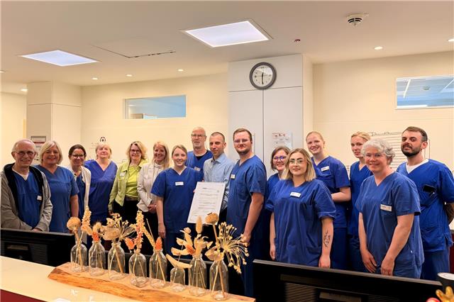 Das Team der Intensivstation des St. Marien-Hospitals präsentiert stolz das Zertifikat als „angehörigenfreundliche Intensivstation“ – ein Erfolg, der den starken Zusammenhalt und das gemeinsame Engagement sichtbar macht.