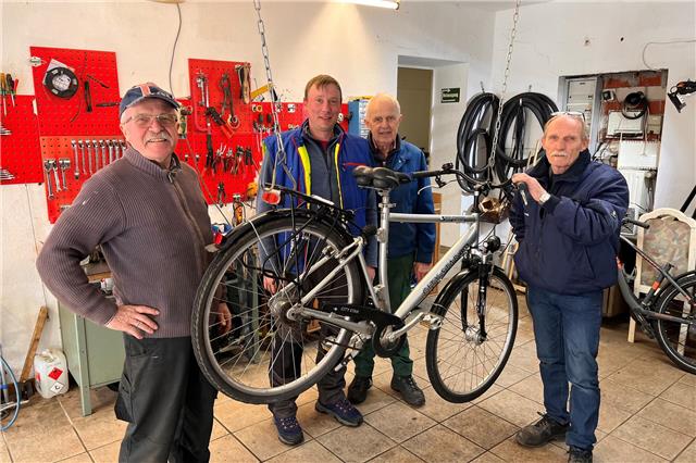 Das Team der Radbar möchte vor dem Umzug möglichst viele Fahrräder verkaufen. Foto: hie