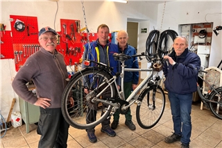 Das Team der Radbar möchte vor dem Umzug möglichst viele Fahrräder verkaufen. Foto: hie