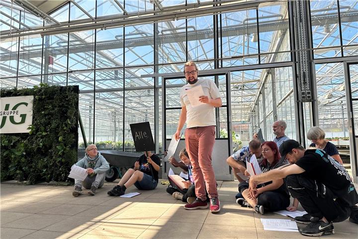 Inklusives Projekt  Das Theater-Spiel „Was Grünes“ im Gewächshaus Benediktushof.