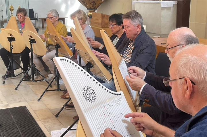Das Veeh-Harfen-Ensemble der Musikschule Borken sorgt für musikalische Unterhaltung.