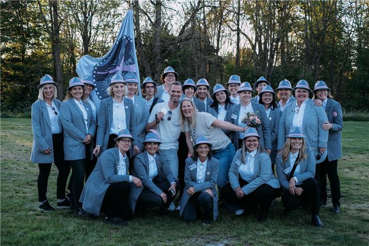 Das aktuelle Königspaar Lisa Potthoff-Goeke und Marco Pöpping umrahmt von den Frauenschützinnen: Nach fünfstündigem Schießmarathon fiel im vergangenen Jahr beim 346. Schuss der entscheidende Treffer. Fotos: BZ-Archiv