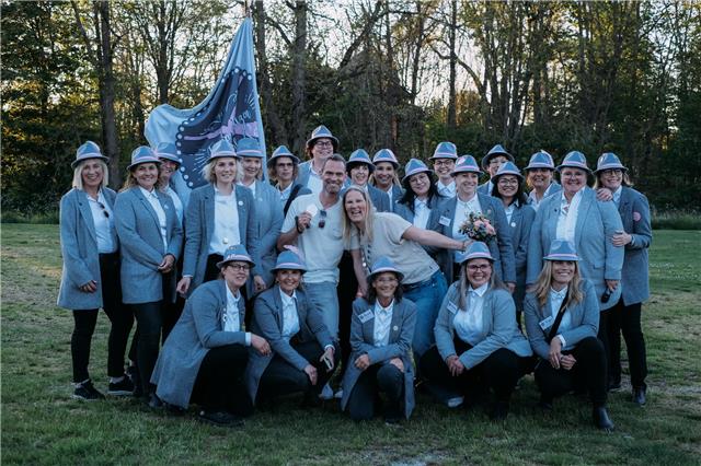 Das aktuelle Königspaar Lisa Potthoff-Goeke und Marco Pöpping umrahmt von den Frauenschützinnen: Nach fünfstündigem Schießmarathon fiel im vergangenen Jahr beim 346. Schuss der entscheidende Treffer. Fotos: BZ-Archiv