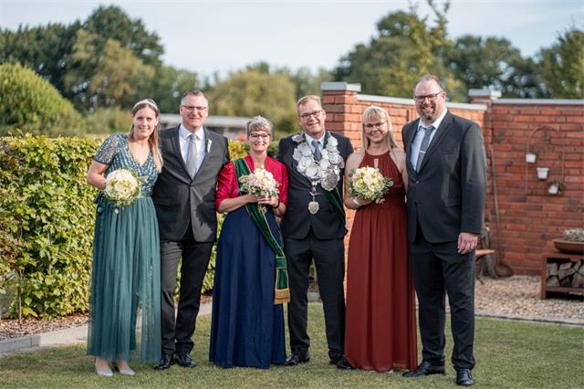 Das amtierende Velener Königspaar Bernd Laumann und Sandra Sundrum mit seinem Thron.