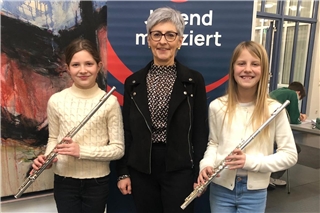Das erfolgreiche Querflöten-Duo Emily Rosenthal und Nica Camminadi mit ihrer Lehrerin Martina Lohmann. Foto: Musikschule Borken