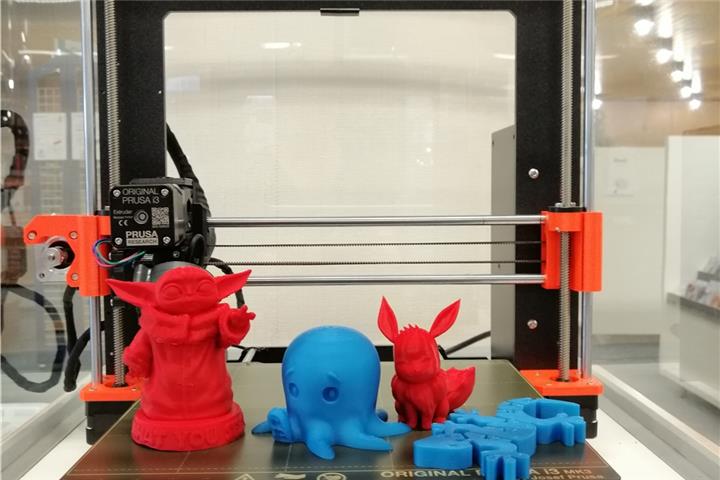 Der 3D-Drucker steht in der Bücherei.