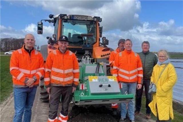 Der Bauhof stellt die neue Wegepflegemaschine vor.© Stadt Borken