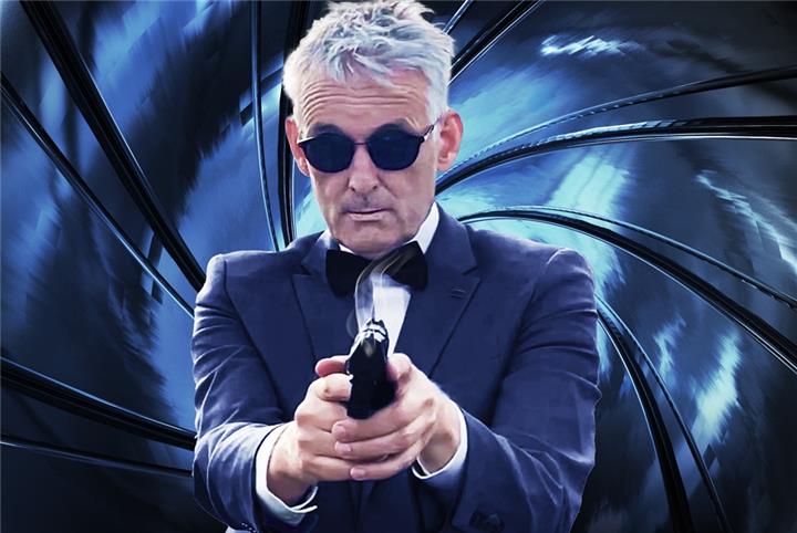 Der Borkener Chefarzt Dr. Alexander Brock, alias Sänger Doc Brock, empfiehlt sich in seiner neuen Musik- und Videoproduktion als neuer 007.