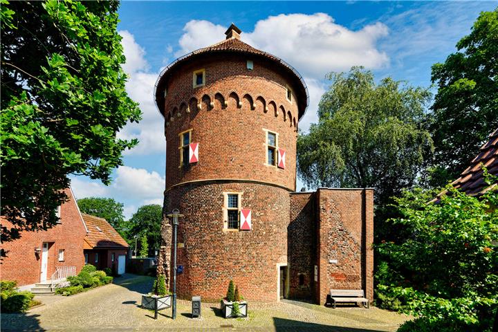 Turmgeflüster in Borken Der Borkener Diebesturm wird auch Liebesturm genannt – weil es dort auch standesamtliche Trauungen gibt. Foto: Stadt Borken/Martin Wissen