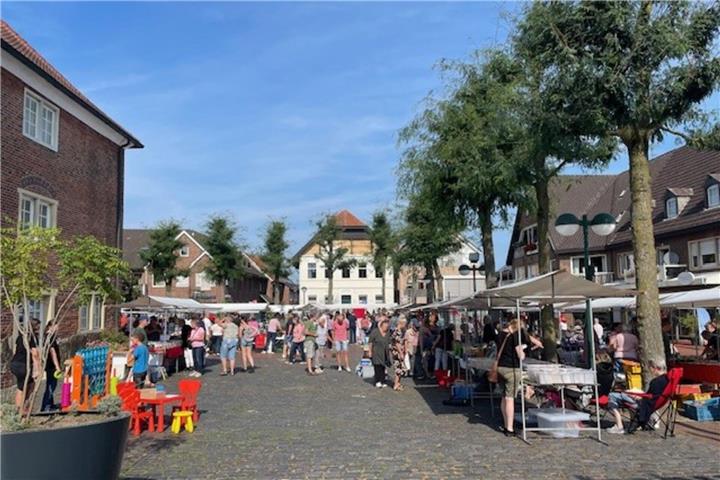 Stöbern, Schmökern und Genießen Der Büchermarkt findet in diesem Jahr nicht auf dem Burgplatz sondern auf dem Kirchplatz statt.