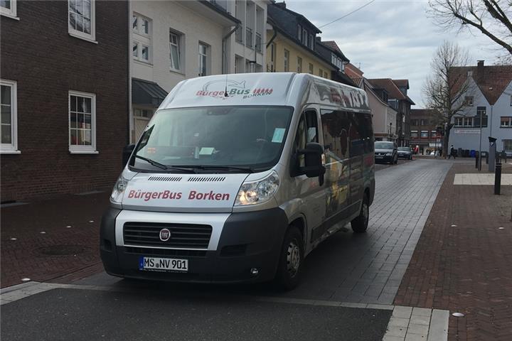 Der Bürgerbus fährt auch über den Kirchplatz.Fotos: azi