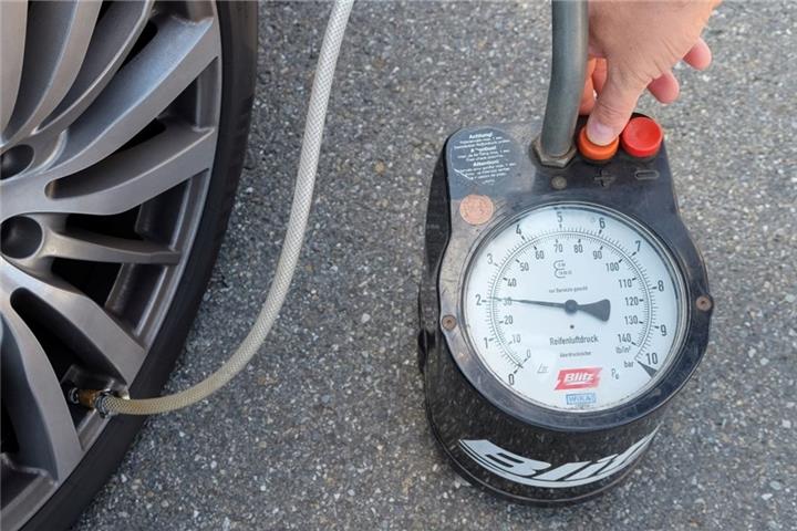Der Druck muss immer am kalten Reifen geprüft werden.