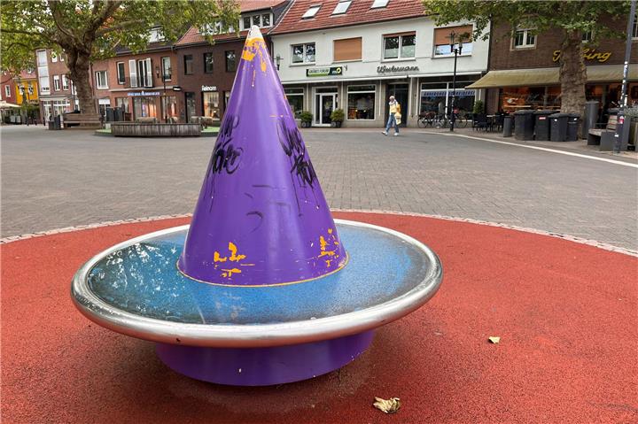 Der Fallschutz wird erneuert, damit die Kleinen auch in Zukunft sicher kreiseln können.