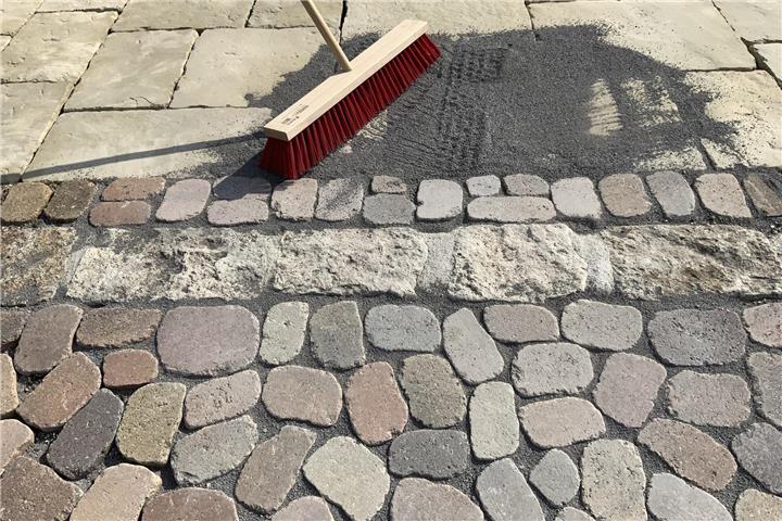 Der Fugensand wird einfach mit dem Besen in die Fugen eingekehrt. Foto: HLC/Buschbeck