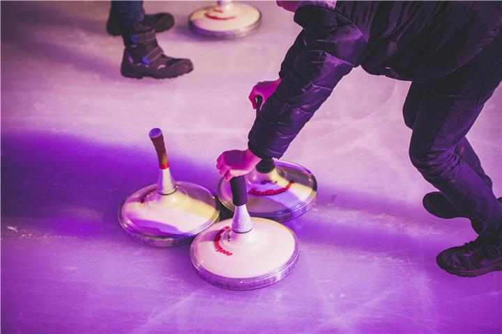 Der FunCup im Eisstockschießen steht am 7. Dezember auf dem Programm. Fotos (2): Stadt Borken