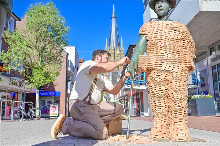 Der Künstler Garvin Dickhoff wird bei seiner Aktion „DisCover“ Skulpturen und Brunnen in der Innenstadt verfremden. Auf dem Foto ist eine frühere Aktion in Emsdetten zu sehen. Foto: Eike Brünen