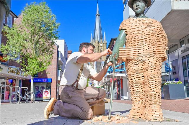 Der Künstler Garvin Dickhoff wird bei seiner Aktion „DisCover“ Skulpturen und Brunnen in der Innenstadt verfremden. Auf dem Foto ist eine frühere Aktion in Emsdetten zu sehen. Foto: Eike Brünen