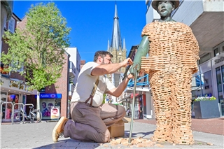 Der Künstler Garvin Dickhoff wird bei seiner Aktion „DisCover“ Skulpturen und Brunnen in der Innenstadt verfremden. Auf dem Foto ist eine frühere Aktion in Emsdetten zu sehen. Foto: Eike Brünen