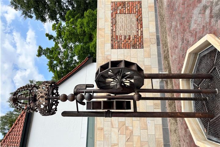 Der Maitremsenbrunnen des Künstlers Hermann Kunkler steht genau dort, wo früher die Mühle gestanden hat.