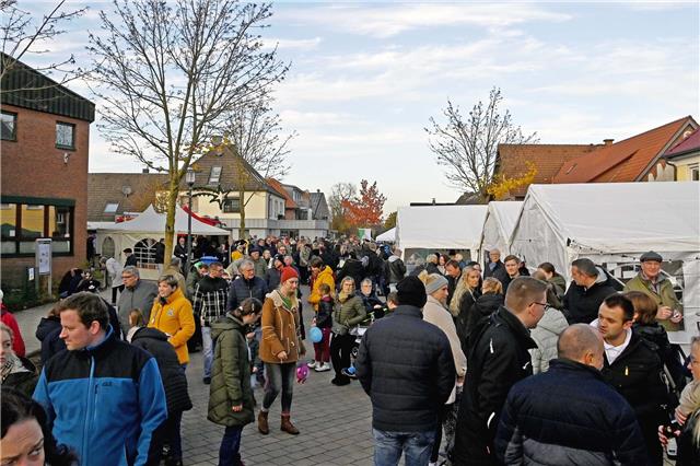 Der Markt bietet nicht nur eine nostalgische Atmosphäre, sondern auch zahlreiche Stände mit handgefertigten Produkten und kulinarischen Köstlichkeiten. Fotos: Archiv