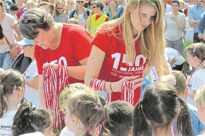 Der Mergelsberg Verlag spendierte Medaillen für die „Bambinis“ beim City-Lauf in Borken.