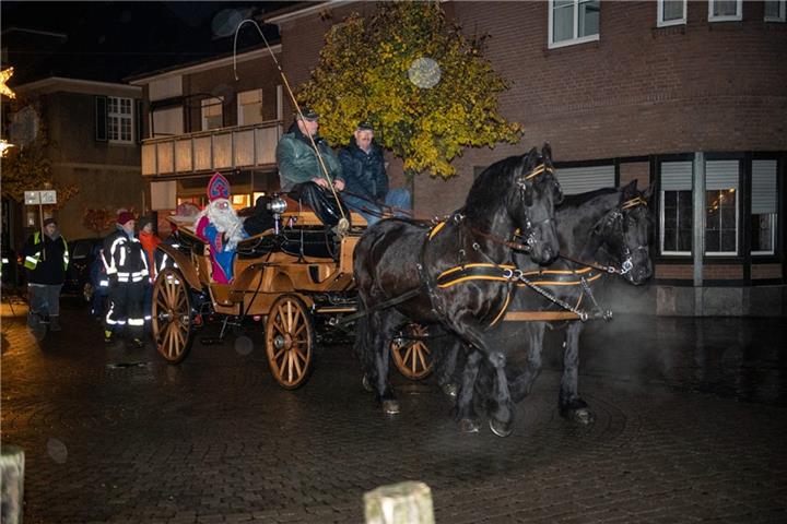 Der Nikolaus fährt in der Kutsche vor.