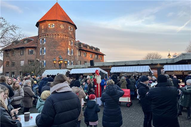 Der Nikolaus kommt mit seinem Knecht Ruprecht, einem Bollerwagen und einem Sack voller süßer Geschenke für den guten Zweck.