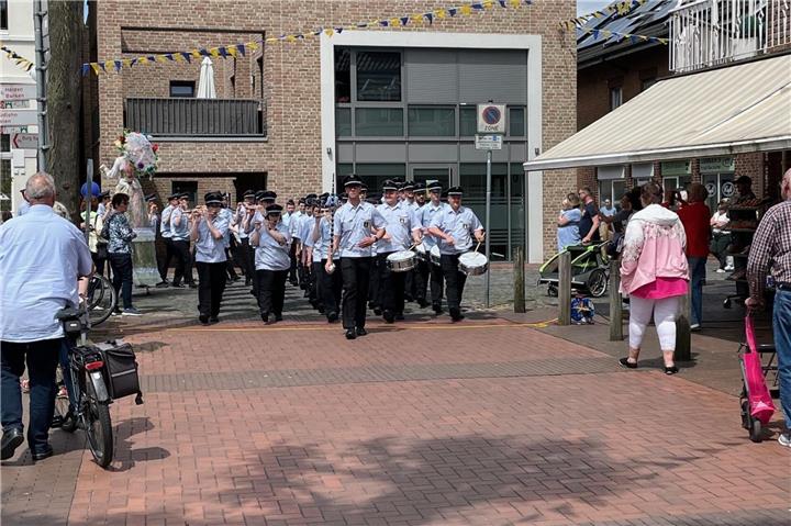 Der Spielmannszug Ramsdorf gibt ein Platzkonzert.