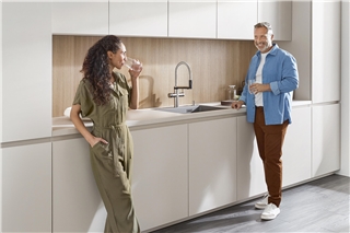 Der Wasserplatz als ästhetischer, funktionaler und gesellschaftlicher Mittelpunkt der modernen Küche: Hier sind alle Komponenten bestens aufeinander abgestimmt. Foto: HLC/BLANCO