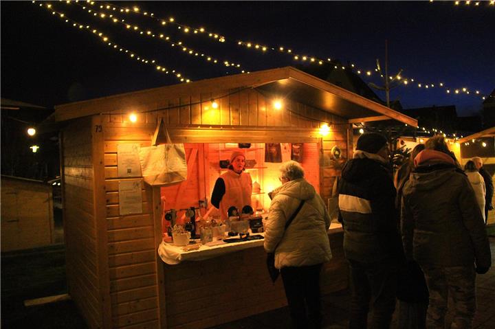 Der Weseker Weihnachtsmarkt ist ein festliches Highlight, das die Vorfreude auf Weihnachten steigert und die Gemeinschaft nicht nur im Dorf stärkt.