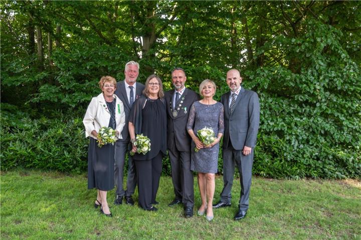 Der amtierende Kaiserthron mit Manfred Gerbersmann und Beate Martin.