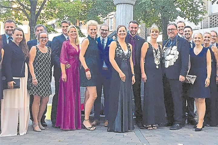 Der amtierende König Jörg Beßeling mit Königin Eva Becker und ihrem Gefolge.