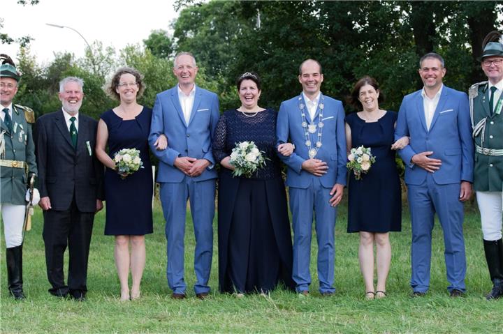 Der amtierende Schützenkönig Matthias Krampe mit seiner Königin Miriam Krampe und der gut gelaunten Throngemeinschaft.