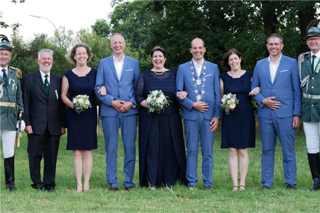 Der amtierende Schützenkönig Matthias Krampe mit seiner Königin Miriam Krampe und der gut gelaunten Throngemeinschaft.