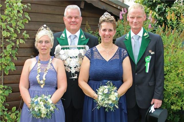 Der amtierende Thron: Königin Nadine Bußkönning mit ihrem König Jörg Robert und das Ehrenpaar Ute Robert und Dirk Bußkönning..