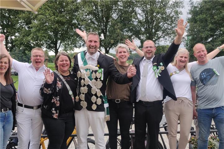 Der gut gelaunte amtierende Thron mit dem Königspaar Karin Wiggering und Andreas Busch.