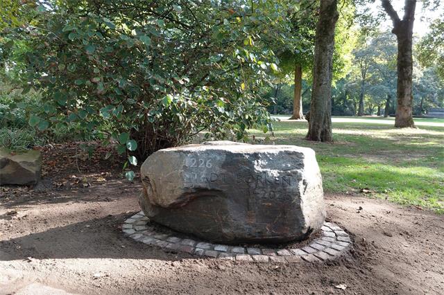 Der neue Findling zum 800-jährigen Stadtjubiläum wird am 25. Oktober 2026 im Borkener Stadtpark eingeweiht.