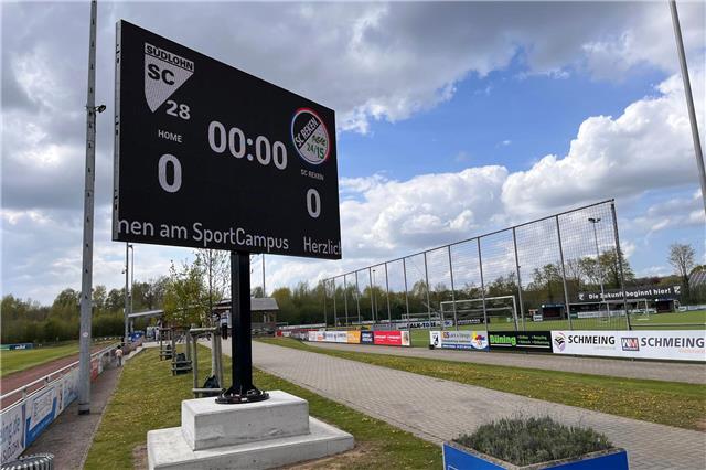 Der neue LED-Bildschirm auf dem Sportcampus Südlohn. Foto: hie