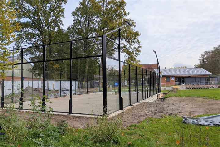 Der neue Padel-Platz bei Westfalia Gemen nimmt immer mehr Form an.