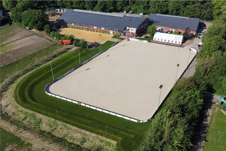 Der neue Turnierplatz mit seiner „grünen Tribüne“, auf der sich die Zuschauer niederlassen können, um das Turnier zu genießen.